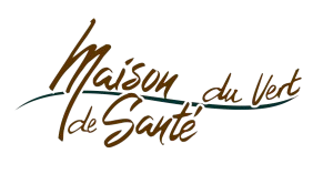 Logo avec l'inscription manuscrite 'Maison de Santé du Vert' en lettres marron et vert foncé, avec une ligne courbe sous une partie du texte. L'arrière-plan est transparent