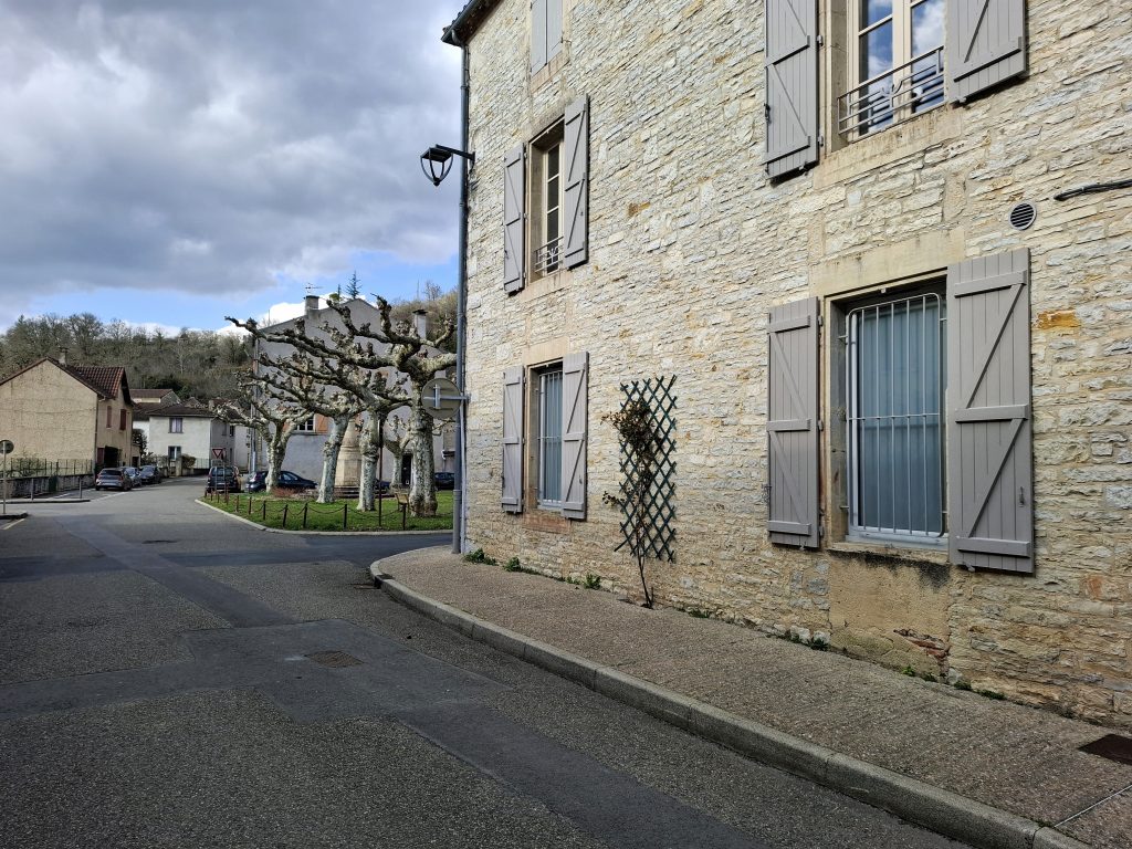Façade maison de santé de la ville de Catus avec vue sur la ville de Catus