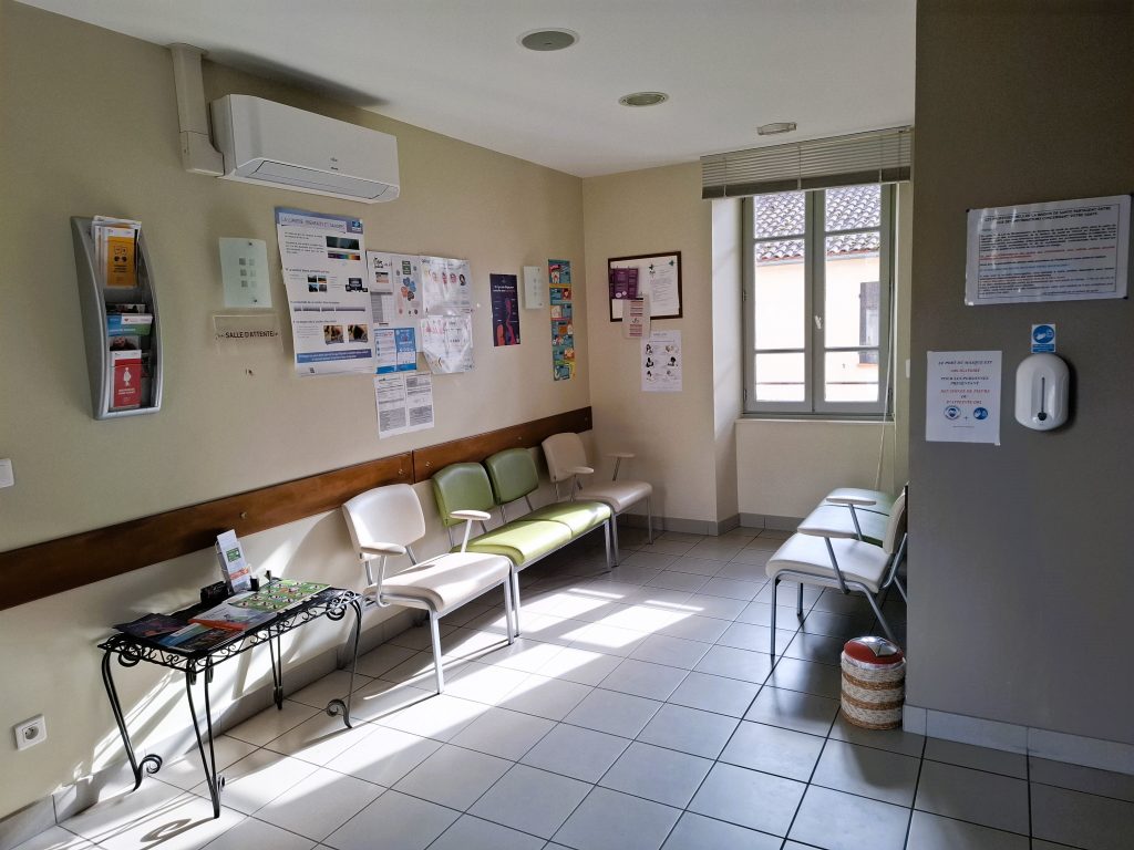 Salle d'attente de la maison de santé de la ville de Catus